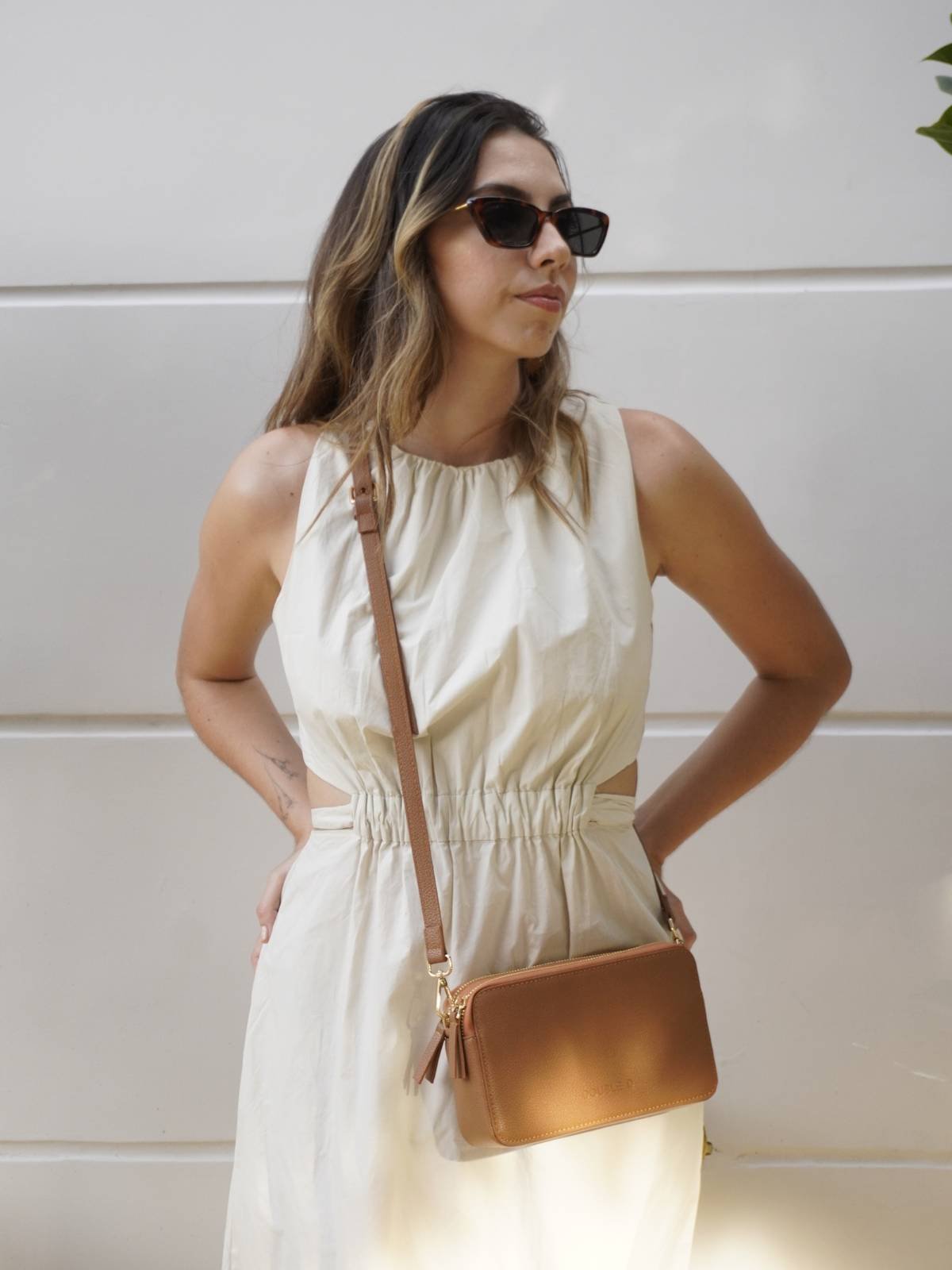 Bandolera doble bolsillo DOUBLE D en cuero sintético cafe. Bolsos y accesorios en Colombia para el estilo femenino.