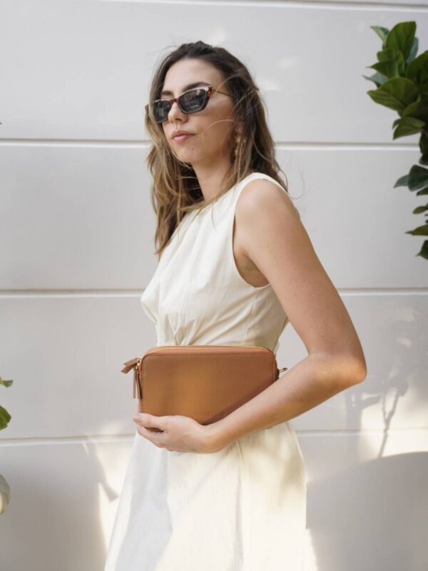 Bandolera doble bolsillo DOUBLE D en cuero sintético cafe. Bolsos y accesorios en Colombia para el estilo femenino.