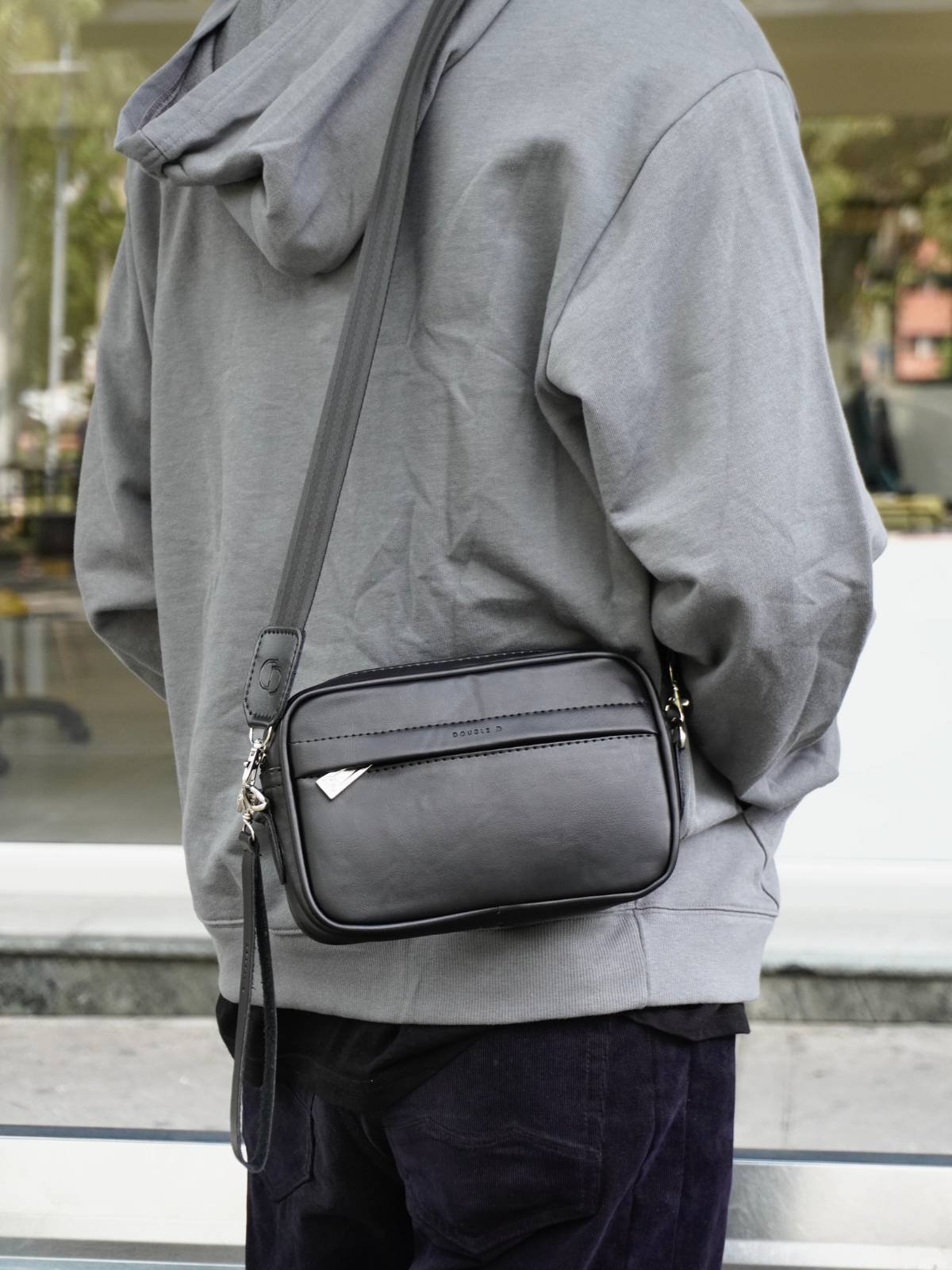 Manos libre liso de color negro unisex, accesorio versátil colombiano. Bolsos y accesorios en Colombia con diseño moderno y funcional.