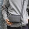 MANOS LIBRES LLAVERO NEGRO 1 Manos Libre Llavero DOUBLE D negro en cuero sintético. Bolsos y accesorios en Colombia unisex con diseño compacto y versátil.