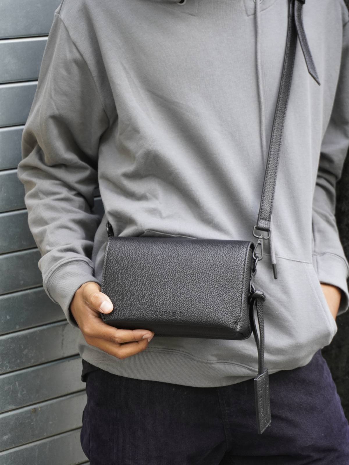 Manos Libre Llavero DOUBLE D negro en cuero sintético. Bolsos y accesorios en Colombia unisex con diseño compacto y versátil.