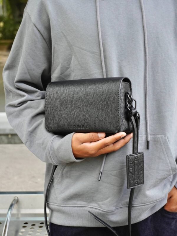 MANOS LIBRES LLAVERO NEGRO 2 Manos Libre Llavero DOUBLE D negro en cuero sintético. Bolsos y accesorios en Colombia unisex con diseño compacto y versátil.