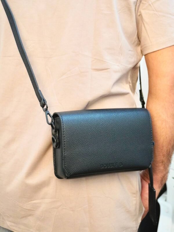 MANOS LIBRES LLAVERO NEGRO 4 Manos Libre Llavero DOUBLE D negro en cuero sintético. Bolsos y accesorios en Colombia unisex con diseño compacto y versátil.