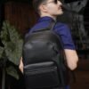 Morral Doble Bolsillo DOUBLE D negro en cuero sintético. Bolsos y accesorios en Colombia para portátil de 16 pulgadas con diseño moderno y funcional.