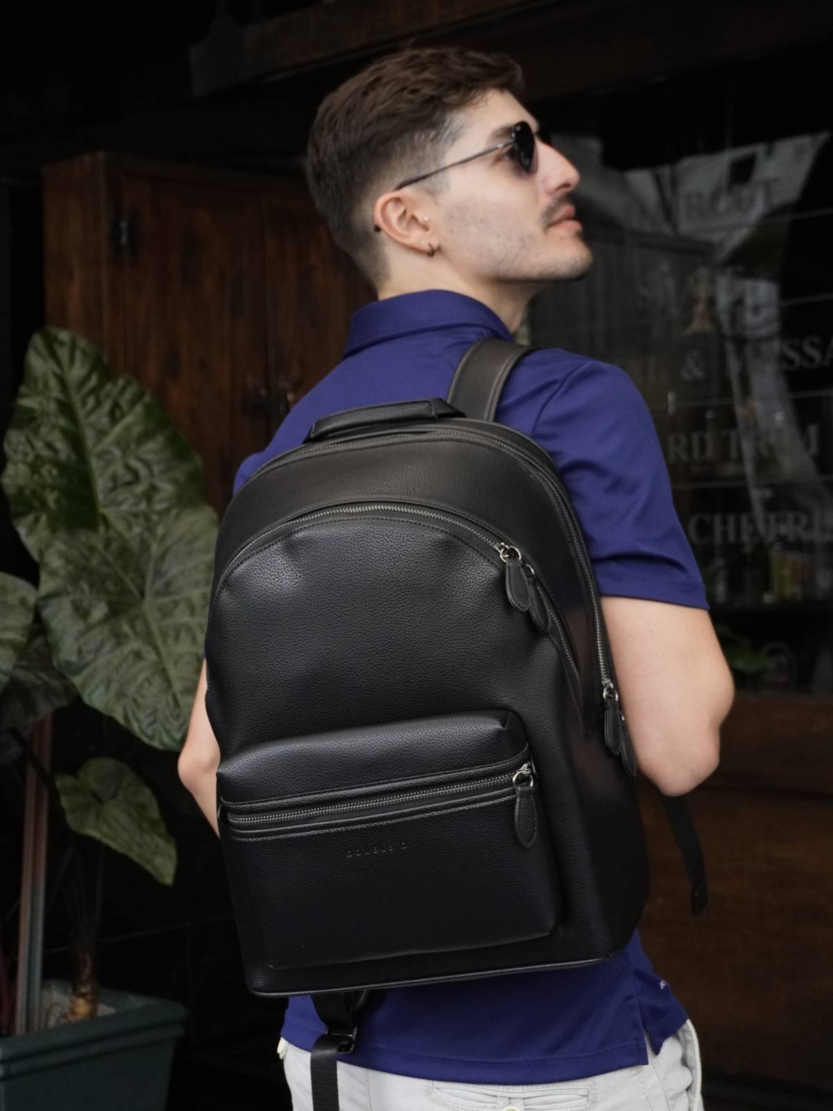 Morral Doble Bolsillo DOUBLE D negro en cuero sintético. Bolsos y accesorios en Colombia para portátil de 16 pulgadas con diseño moderno y funcional.