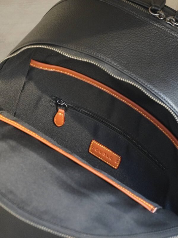 Morral Doble Bolsillo DOUBLE D negro en cuero sintético. Bolsos y accesorios en Colombia para portátil de 16 pulgadas con diseño moderno y funcional.