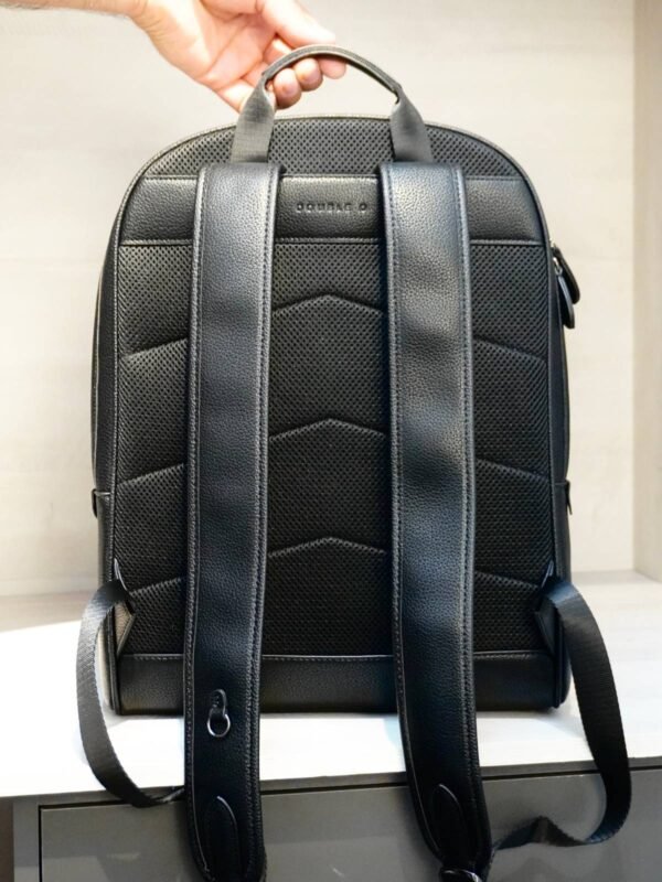 Morral Doble Bolsillo DOUBLE D negro en cuero sintético. Bolsos y accesorios en Colombia para portátil de 16 pulgadas con diseño moderno y funcional.