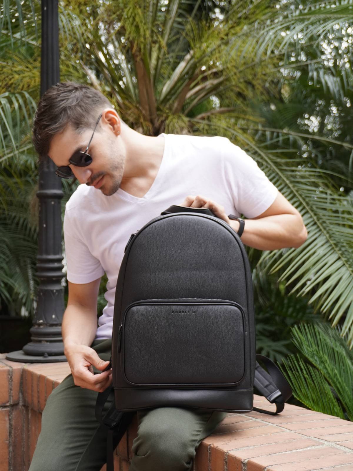 Morral Ovalado DOUBLE D negro en cuero sintético. Bolsos y accesorios en Colombia con división para computador y diseño sofisticado.