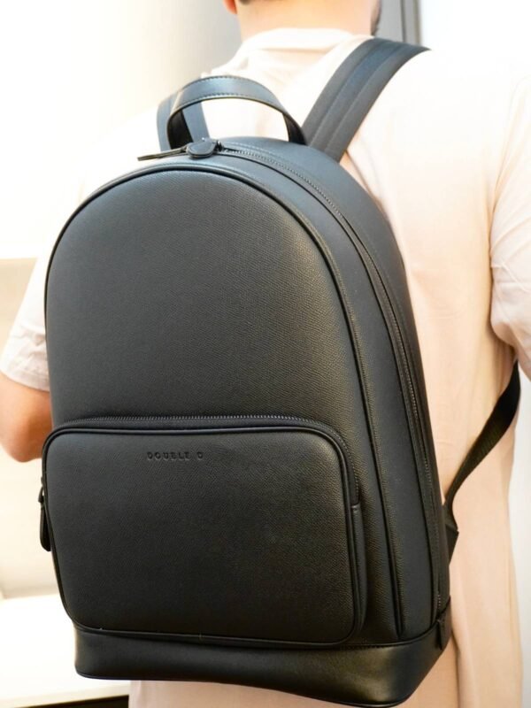 Morral Ovalado DOUBLE D negro en cuero sintético. Bolsos y accesorios en Colombia con división para computador y diseño sofisticado.