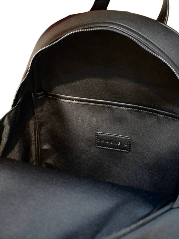 Morral Ovalado DOUBLE D negro en cuero sintético. Bolsos y accesorios en Colombia con división para computador y diseño sofisticado.