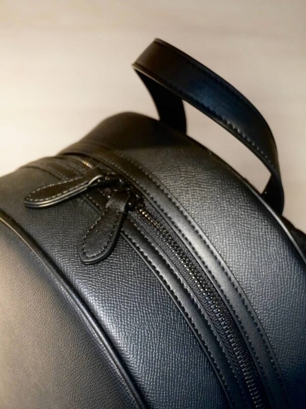 Morral Ovalado DOUBLE D negro en cuero sintético. Bolsos y accesorios en Colombia con división para computador y diseño sofisticado.