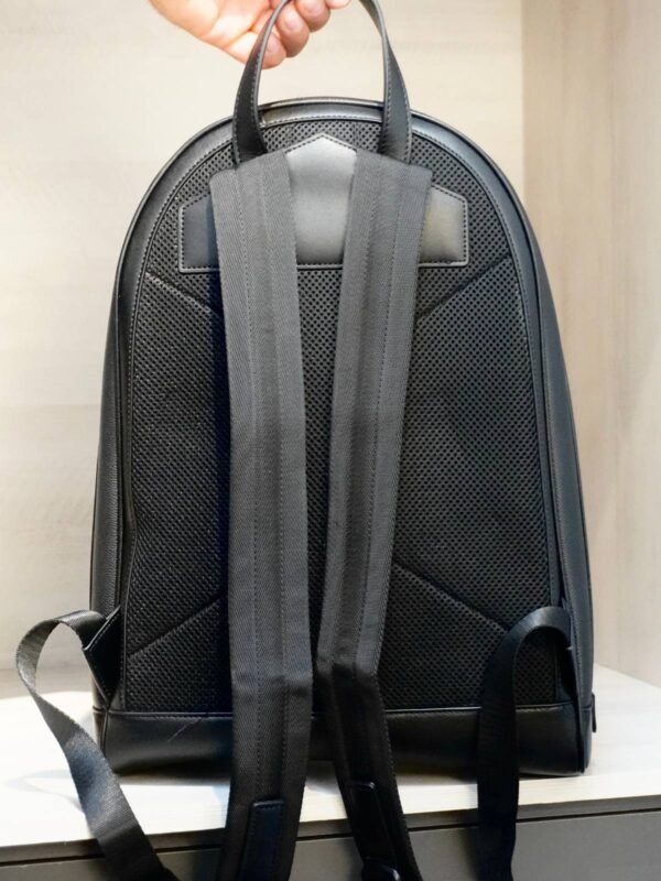 Morral Ovalado DOUBLE D negro en cuero sintético. Bolsos y accesorios en Colombia con división para computador y diseño sofisticado.