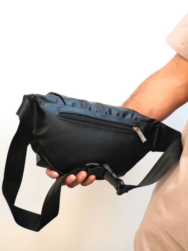 Riñonera Lisa DOUBLE D negra en cuero sintético. Bolsos y accesorios en Colombia con diseño práctico y compartimento trasero.