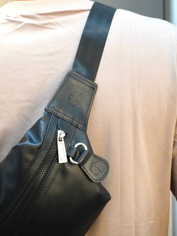 Riñonera Lisa DOUBLE D negra en cuero sintético. Bolsos y accesorios en Colombia con diseño práctico y compartimento trasero.