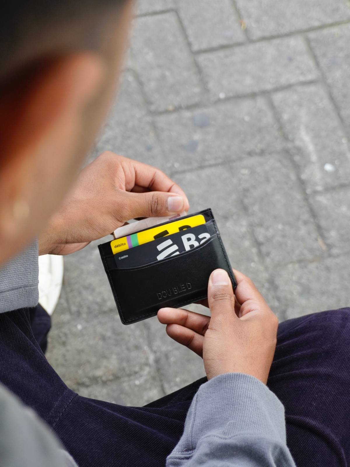 Billetera minimalista DOUBLED de cuero negro para tarjetas, diseñada en Colombia. Bolsos y accesorios en Colombia de alta calidad para uso diario